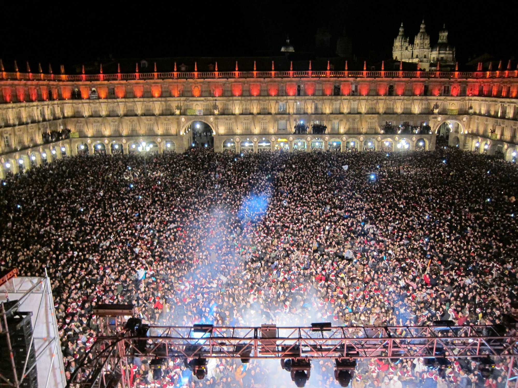 Unos 35.000 jóvenes celebran la Nochevieja Universitaria en la Plaza