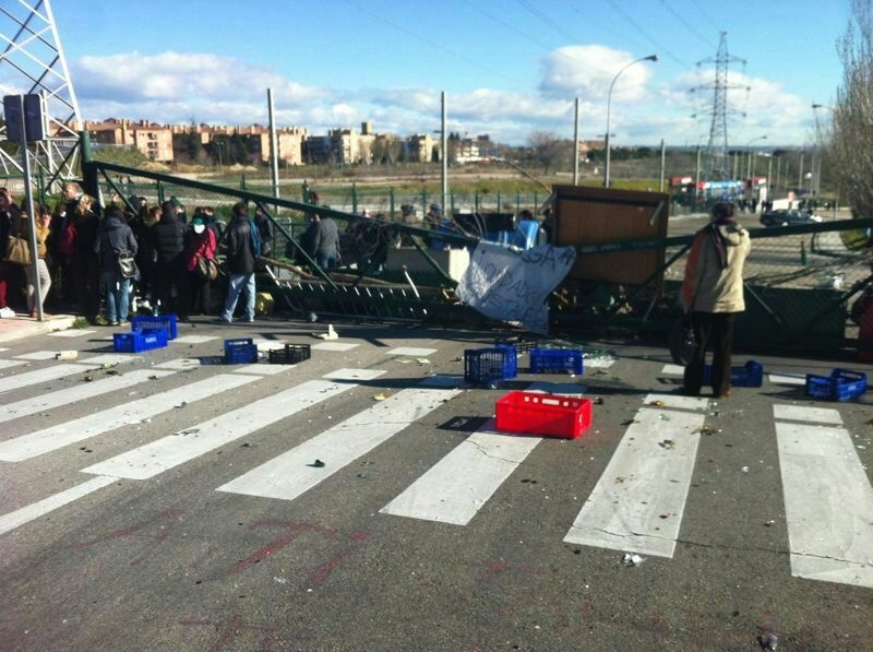 Un Grupo De Estudiantes De La Complutense Corta La Carretera De Somosaguas Con Un Piquete E Impide El Paso Teinteresa