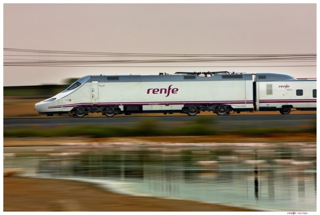Renfe incrementa su oferta y pone en circulación trenes especiales como el que unirá Barcelona y