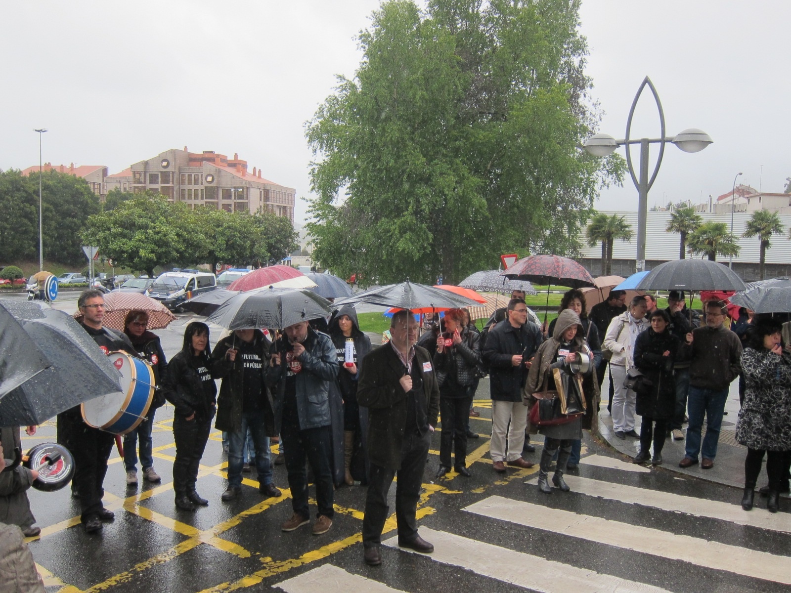 Unas 50 personas protestan con una cacerolada en San Caetano contra «los despidos» de la Xunta