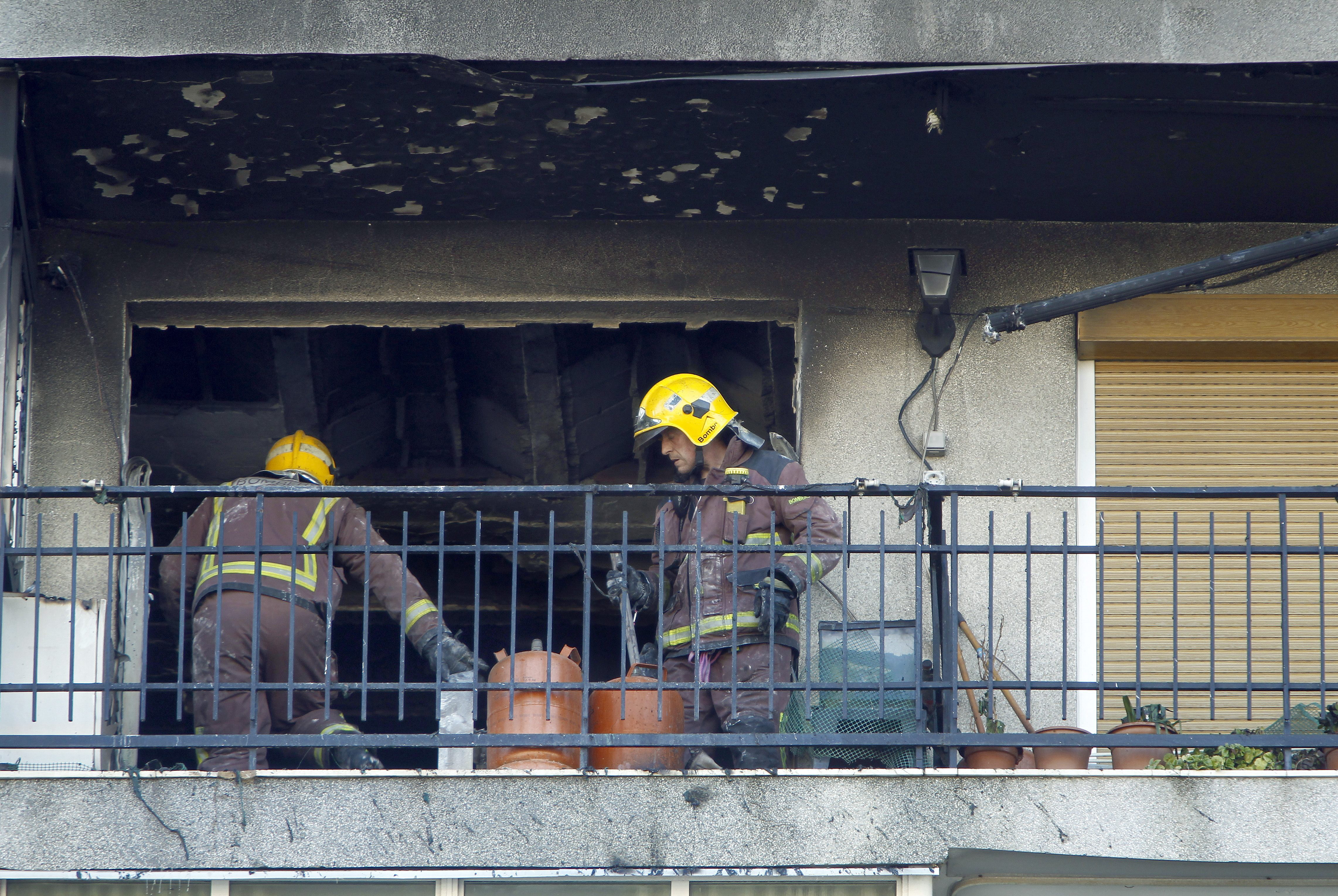 Dos muertos y 14 heridos en un incendio en un bloque de Sant Adrià del Besós