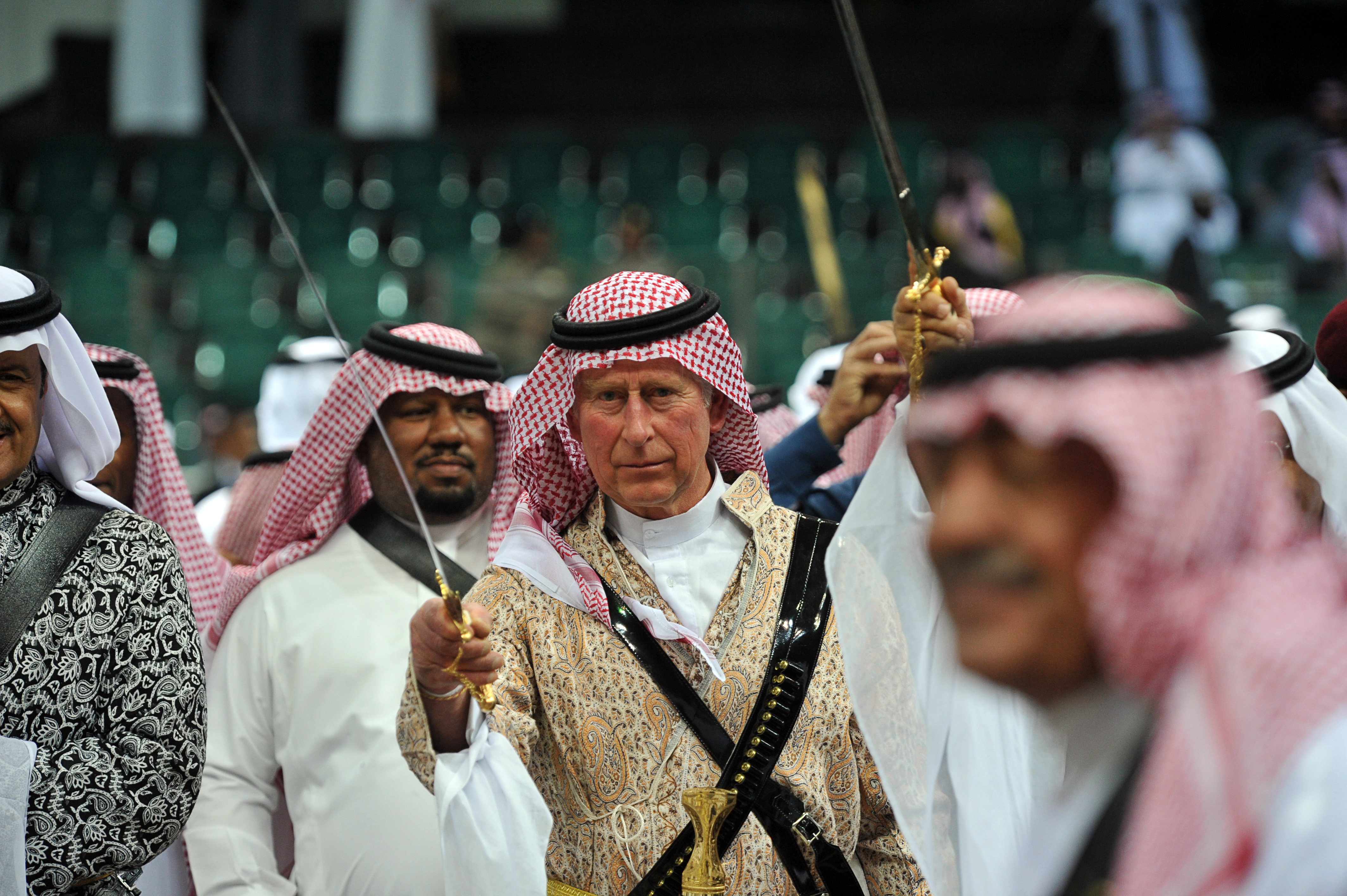 El príncipe Carlos realiza en Arabia la tradicional danza de la espada