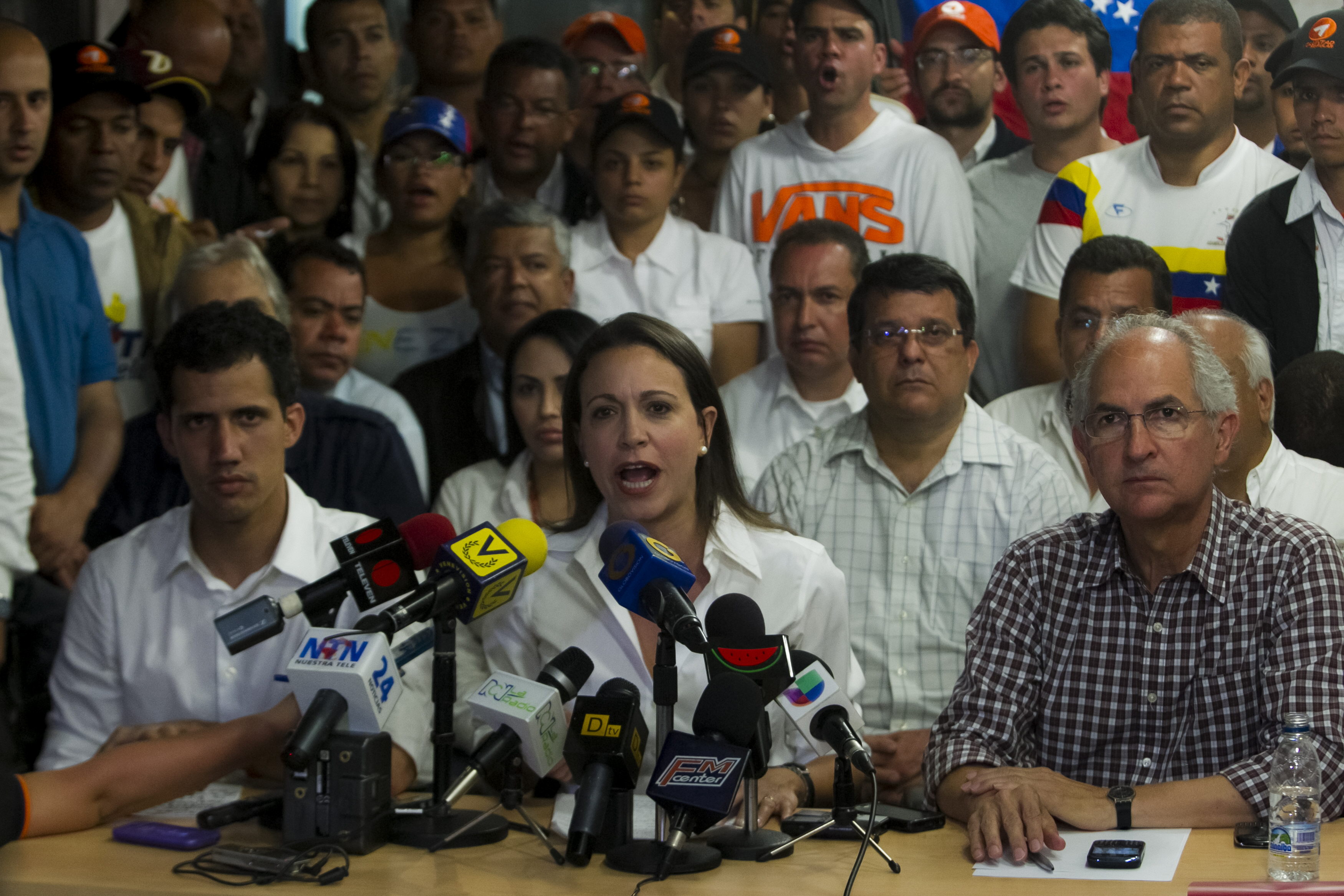 Besos, Martí y un séquito en la despedida de Leopoldo López