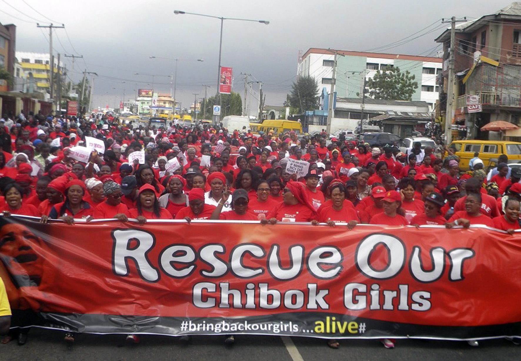Londres ofrece a Nigeria aviones y militares para buscar a las niñas secuestradas