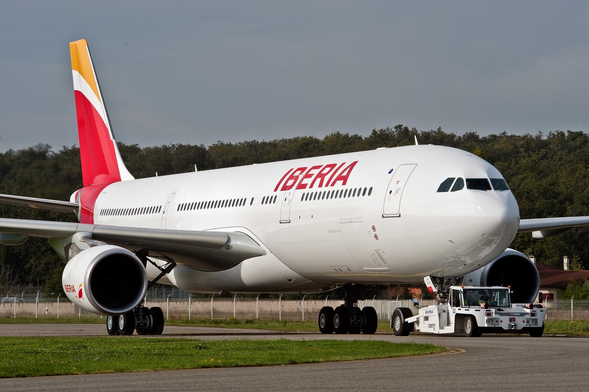 Iberia, la primera aerolínea española con servicio 24h en Facebook y Twitter