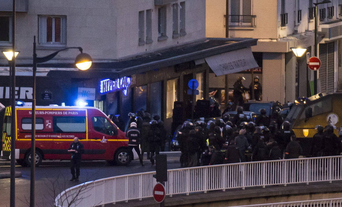 Al menos doce detenidos en París por su relación con los atentados