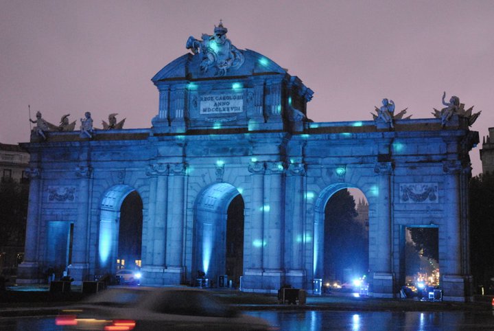 Edificios emblemáticos de toda España se iluminarán de azul este viernes por la enfermedad de Huntington