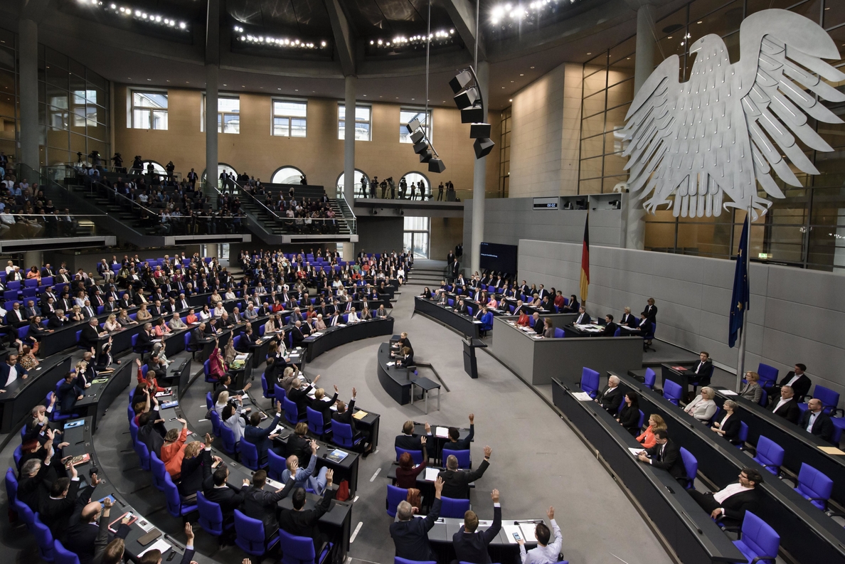 Немецкий парламент. Парламент Германии Бундестаг. Бундестаг парламент Германии внутри. Заседание Бундестага Германии. Парламент Германии зал заседаний.