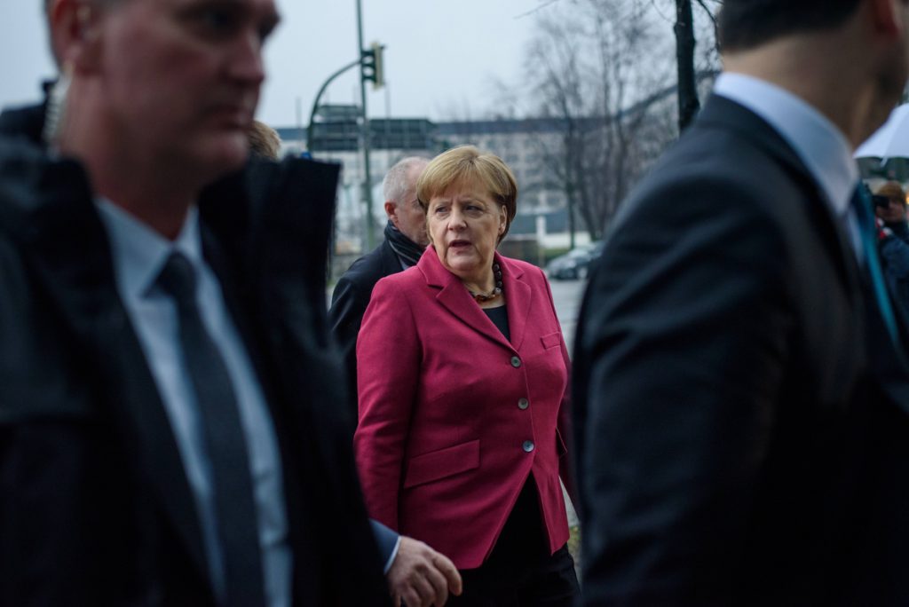 Merkel intenta acelerar negociaciones para un nuevo gobierno de gran coalición