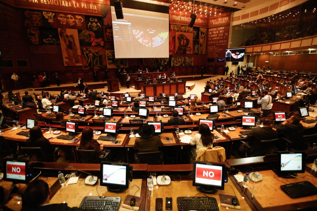 Evacúan el Parlamento de Ecuador por amenaza de bomba en vísperas de la consulta