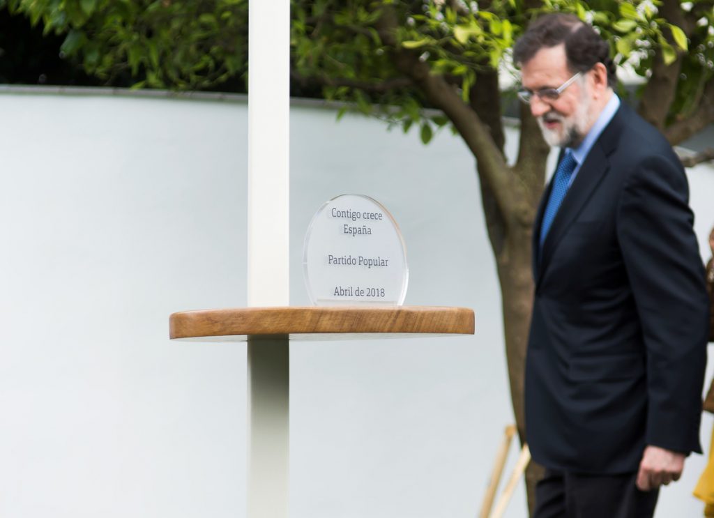 Rajoy hace senderismo y se interesa por las conexiones por carretera en Ronda