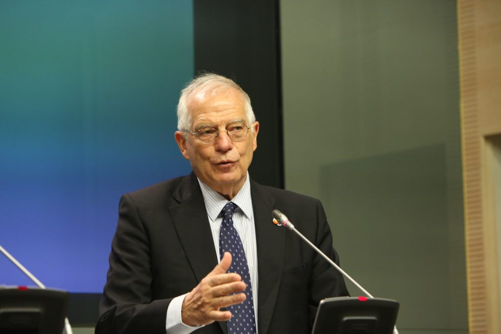 Borrell desvincula al Gobierno de la agenda del Rey emérito y tilda de «casual» su encuentro con el heredero saudí