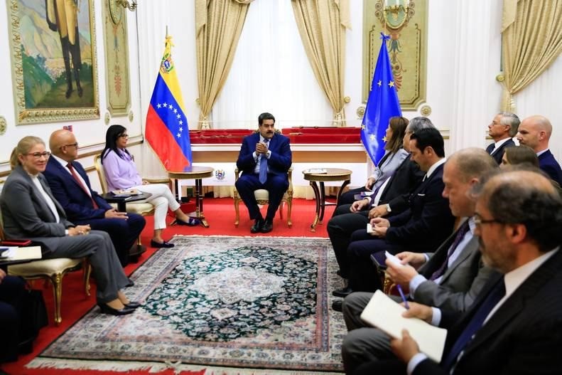 La embajadora de la UE en Venezuela se reúne con Maduro y la Asamblea Nacional opositora para intentar mediar